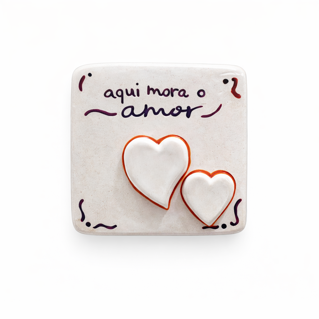 Placa Aqui Mora o Amor em Cerâmica Fria - Peça Feita à Mão