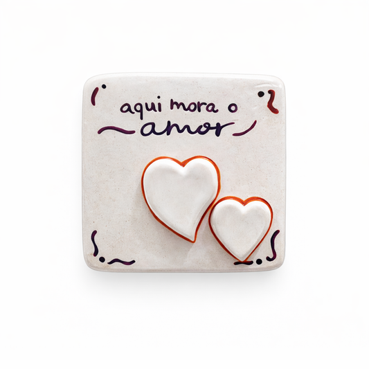 Placa Aqui Mora o Amor em Cerâmica Fria - Peça Feita à Mão