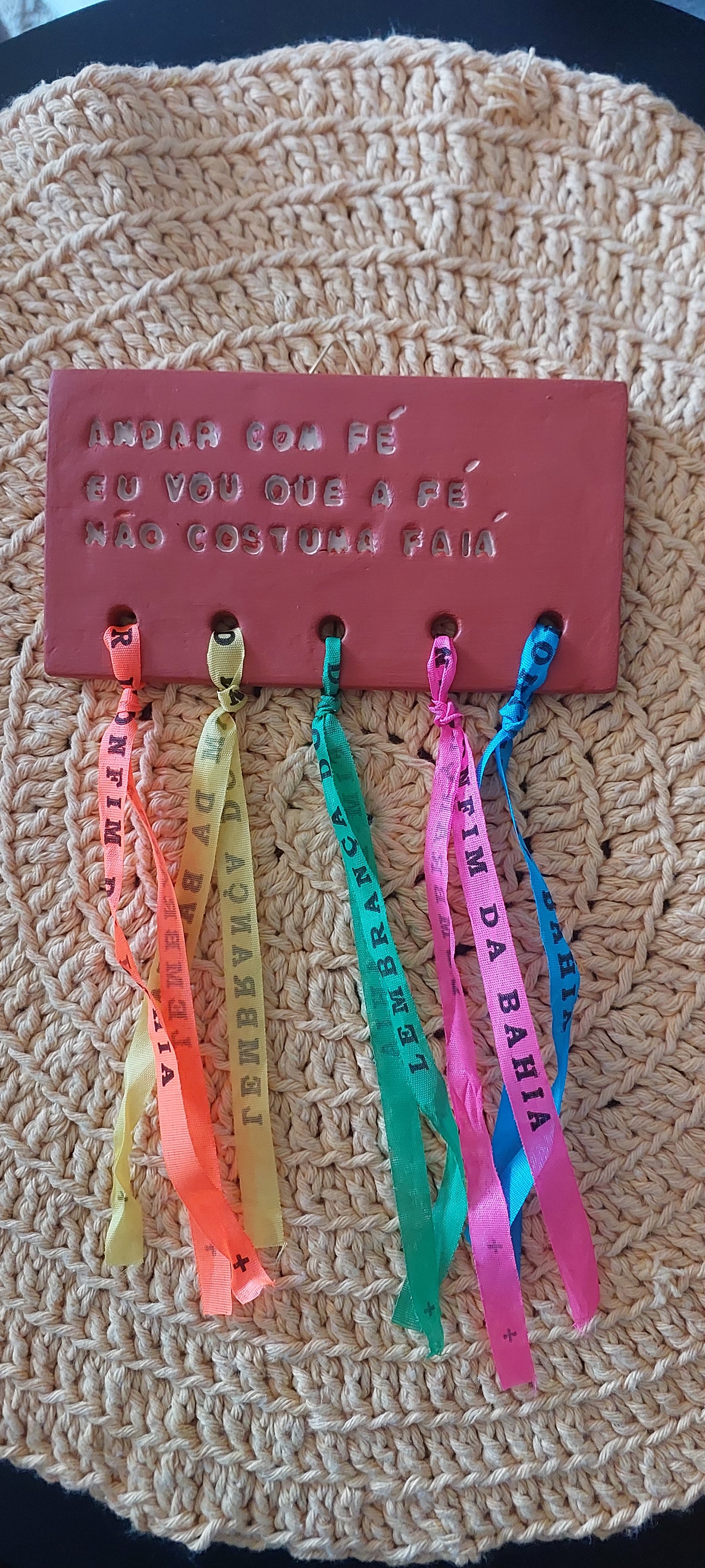 Placa Decorativa Andar com Fé - Feito à Mão